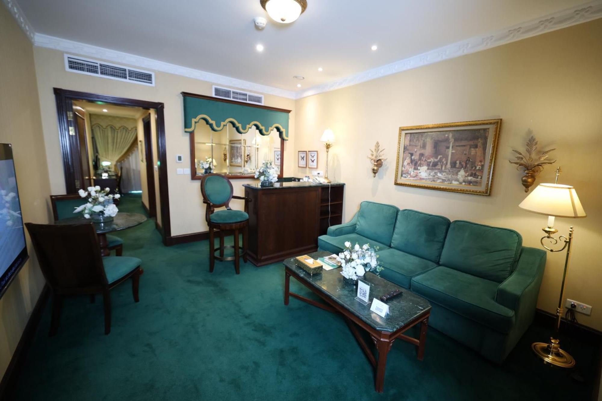 فندق المنزل الخبر المظهر الخارجي الصورة Suite at the Grand Hotel
