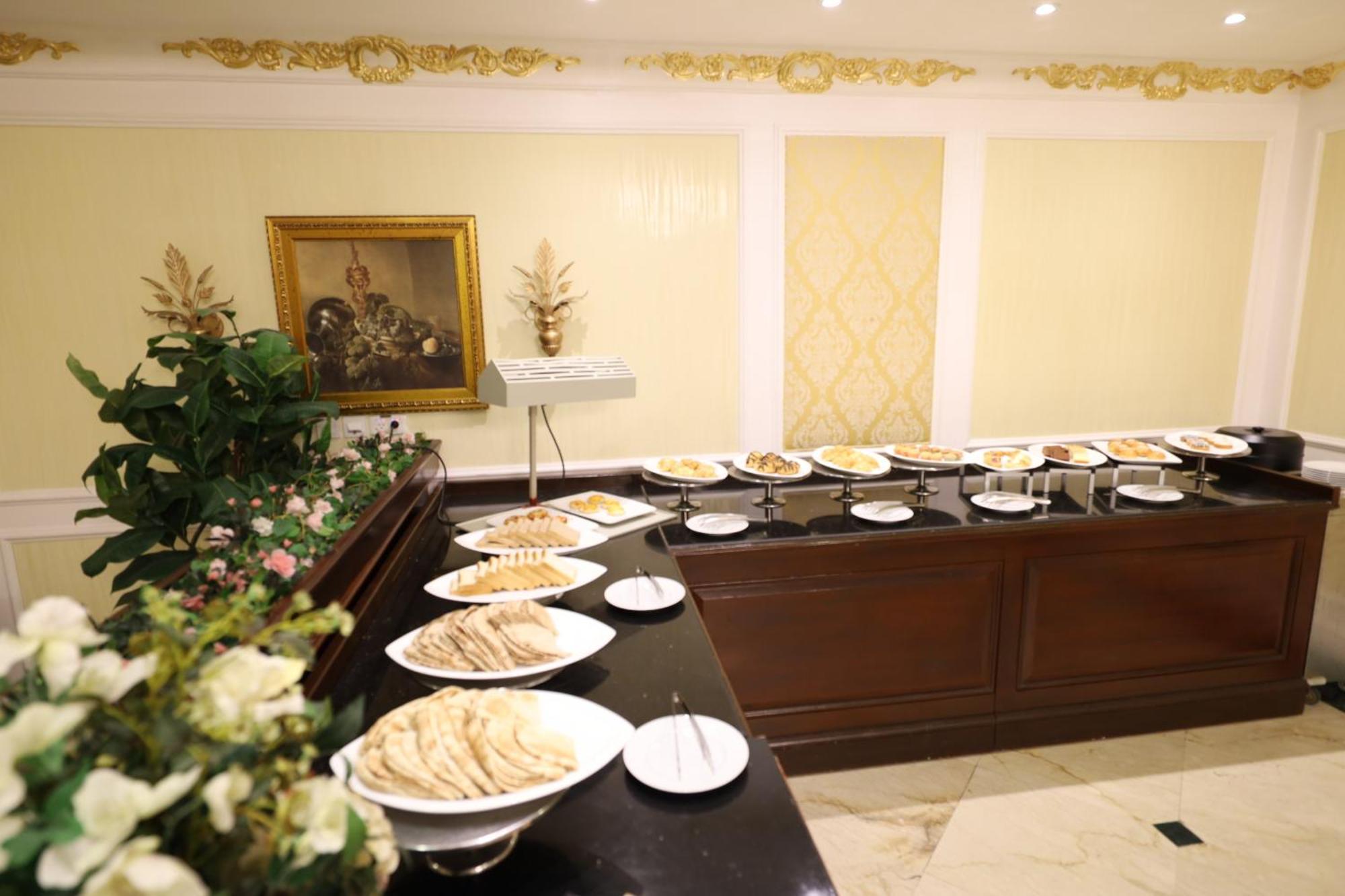 فندق المنزل الخبر المظهر الخارجي الصورة A buffet at a hotel