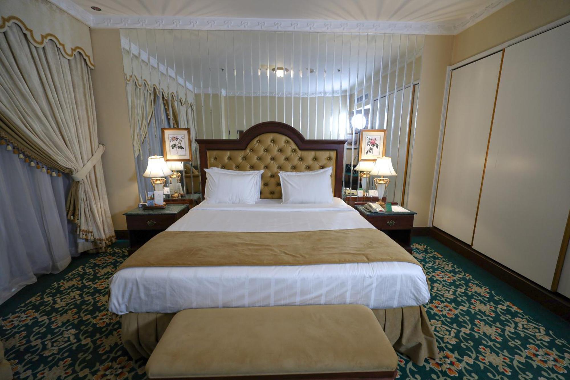 فندق المنزل الخبر المظهر الخارجي الصورة A bedroom at the Grand Hotel