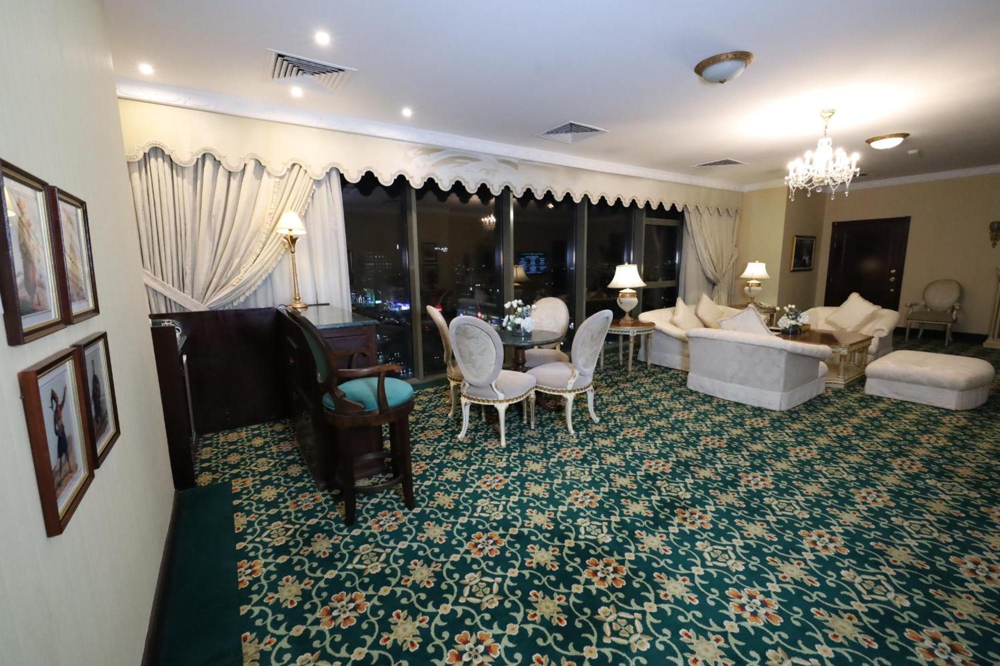 فندق المنزل الخبر المظهر الخارجي الصورة A suite at the hotel