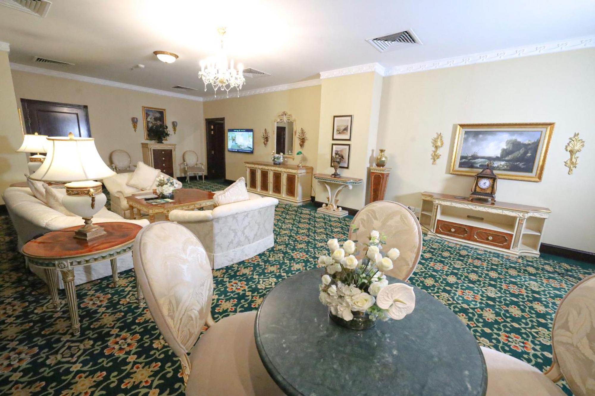فندق المنزل الخبر المظهر الخارجي الصورة The living room of the Vice Presidential Suite