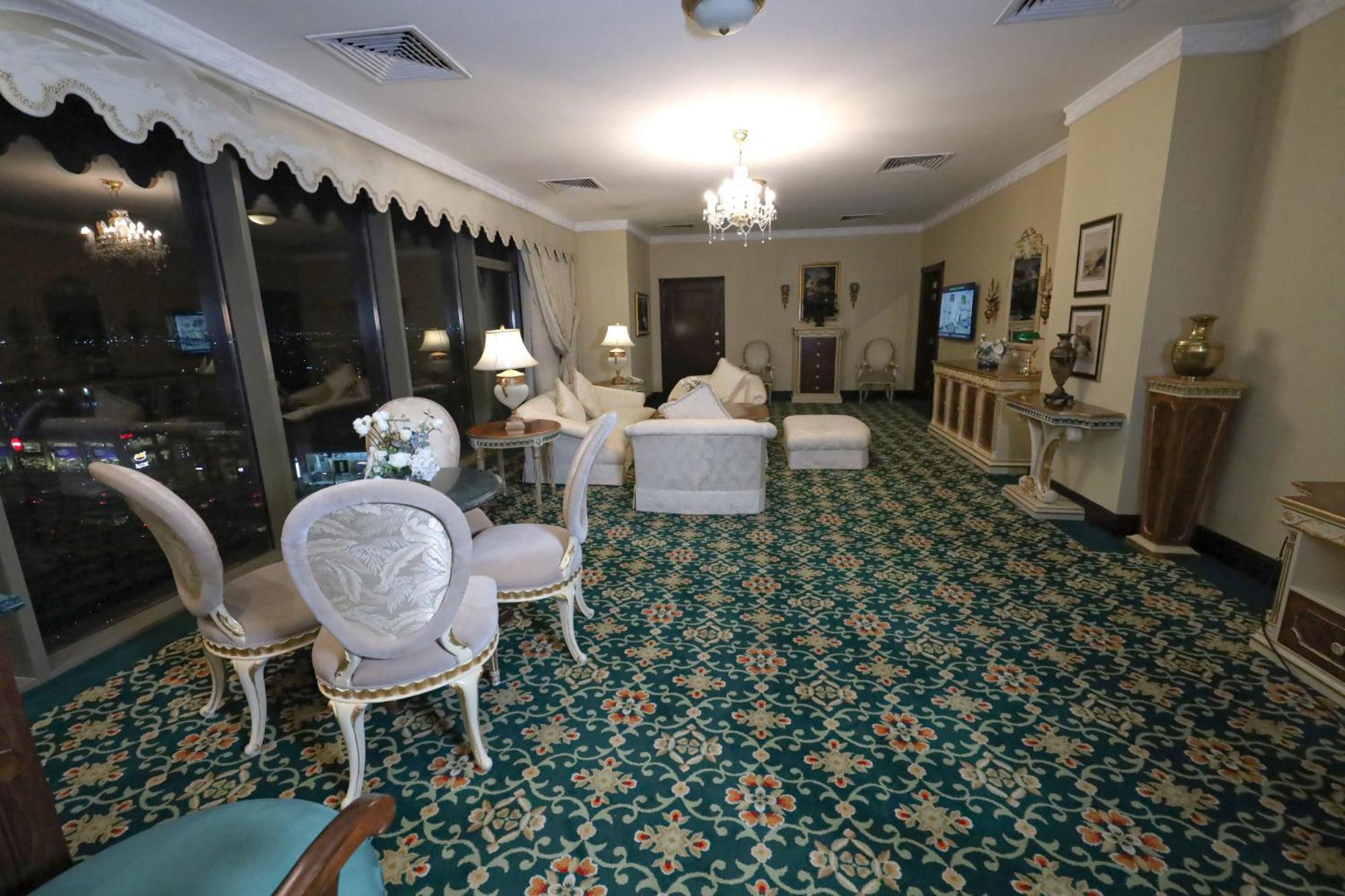 فندق المنزل الخبر المظهر الخارجي الصورة A suite at the hotel