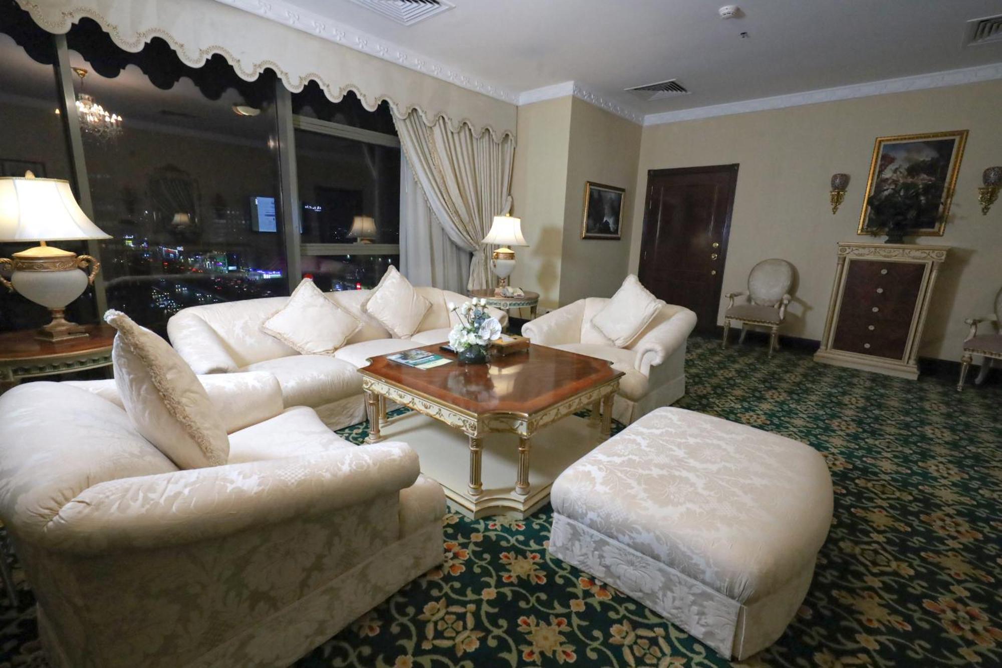فندق المنزل الخبر المظهر الخارجي الصورة A living room in a suite at the Burj Al Arab